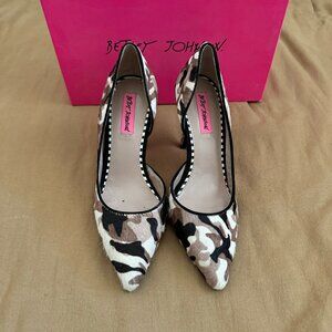Betsey Johnson Pumps Camo Leather Pony Hair Pointed Toe Womens 8 Contro-P NEW